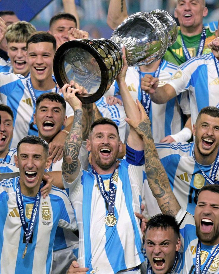 Lionel Messi ridicând trofeul Cupa America / Foto: AFA - Seleccion Argentina (X - Twitter)