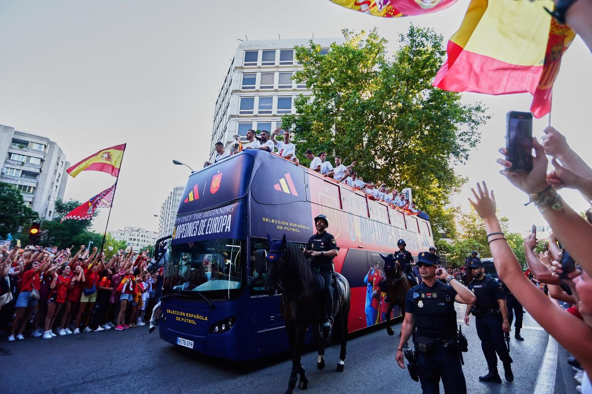 Fiesta! Spania, în sărbătoare » Primire de vis la Madrid a campionilor europeni: imagini copleșitoare cu jucătorii și fanii în Plaza Cibeles. Jumătate de milion de persoane i-au sărbătorit pe străzi pe campioni!