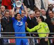 Michael Ballack, ridicând în mai 2010 trofeul FA Cup cucerit cu Chelsea / Foto: Imago