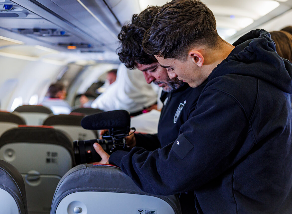 Petrecerea spaniolilor în avionul spre Madrid