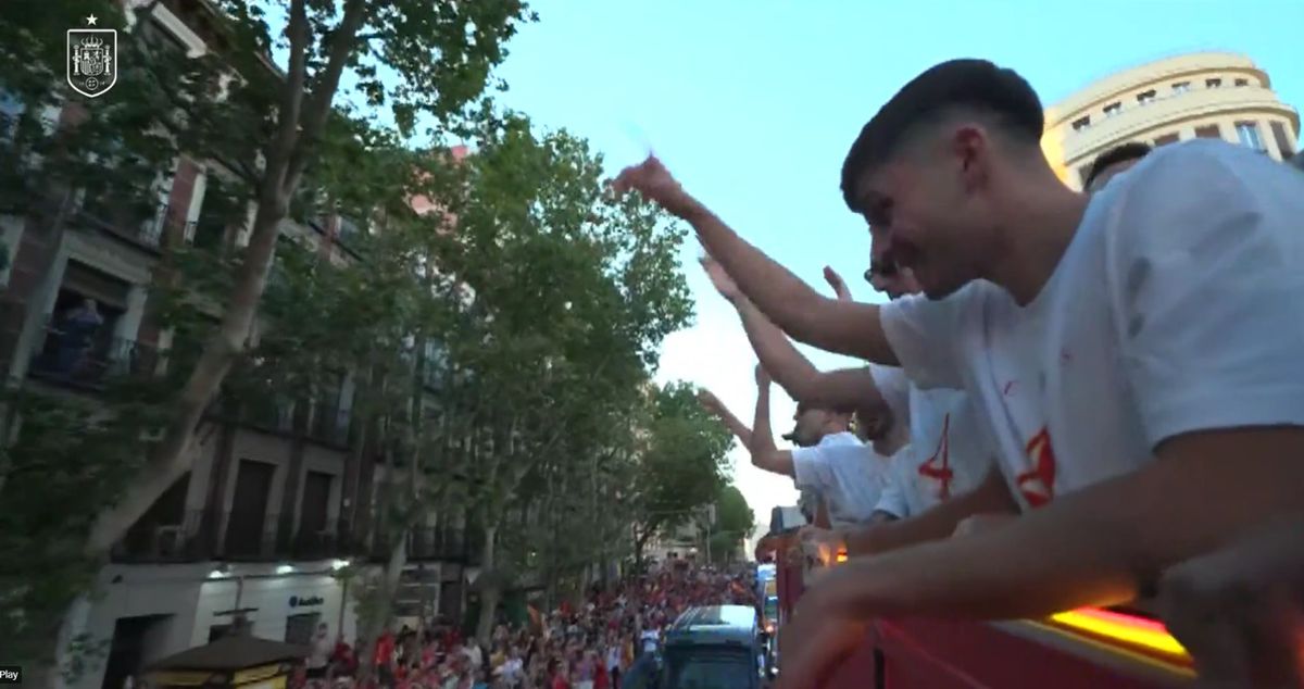 Fiesta! Spania, în sărbătoare » Primire de vis la Madrid a campionilor europeni: imagini copleșitoare cu jucătorii și fanii în Plaza Cibeles. Jumătate de milion de persoane i-au sărbătorit pe străzi pe campioni!