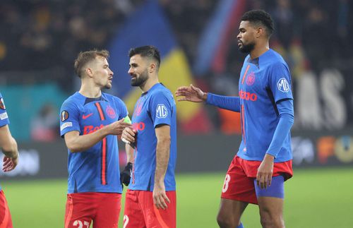 Valeriu Iftime, finanțatorul celor de la FC Botoșani, spune că va discuta azi cu antrenorul Leo Grozavu despre posibilitatea ca mijlocașul central Malcom Edjouma (dreapta) de la FCSB să revină la moldoveni