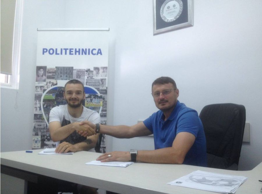 Kamer Qaka, la semnarea contractului cu Poli Iași în 2017, în prezența președintelui Adrian Ambrosie / Foto: GSP FCSB înfruntă jucătorul căruia Gigi Becali i-a pus clauză de 20 de milioane de euro, dar a jucat doar 4 meciuri ca titular