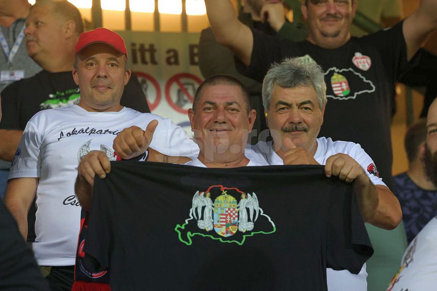 Harta Ungariei Mari, afișată la Csikszereda - Dinamo // foto: GSP Primarul din Miercurea Ciuc inflamează spiritele înainte de Csikszereda - Rapid: „Să nu le permitem vizitatorilor!”