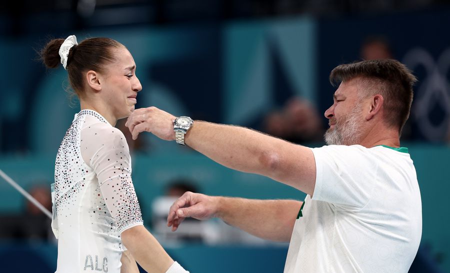 Kaylia Nemour, alături de Marc Chirilcenco/Foto: Getty Images Antrenoarea din România a campioanei olimpice a fost suspendată de Federația Franceză de Gimnastică, după niște dezvăluiri: „Protejăm gimnastele de azi și mâine”