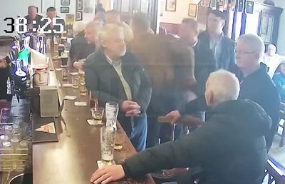VIDEO Conor McGregor cel josnic! A altoit un bătrân într-un bar, dintr-un motiv INCREDIBIL!