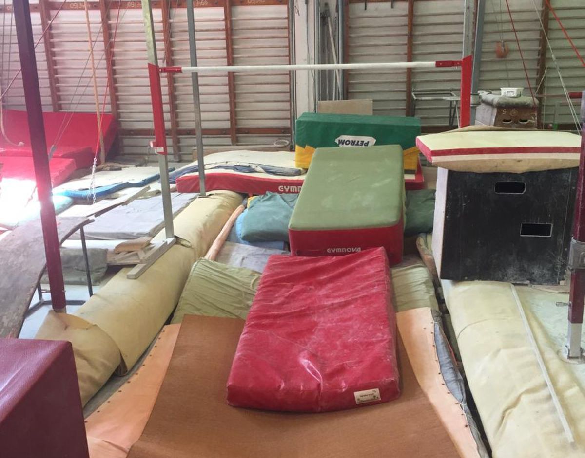 VIDEO Dezastru total la sala Dinamo: șoareci, ploaie, igrasie, jeg!