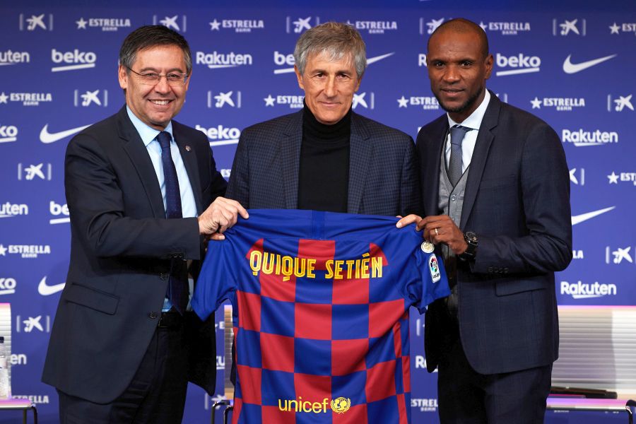 Eric Abidal (dreapta) alături de președintele Josep Bartomeu (stânga) la prezentarea lui Quique Setien ca antrenor al Barcelonei // foto: Guliver/gettyimages