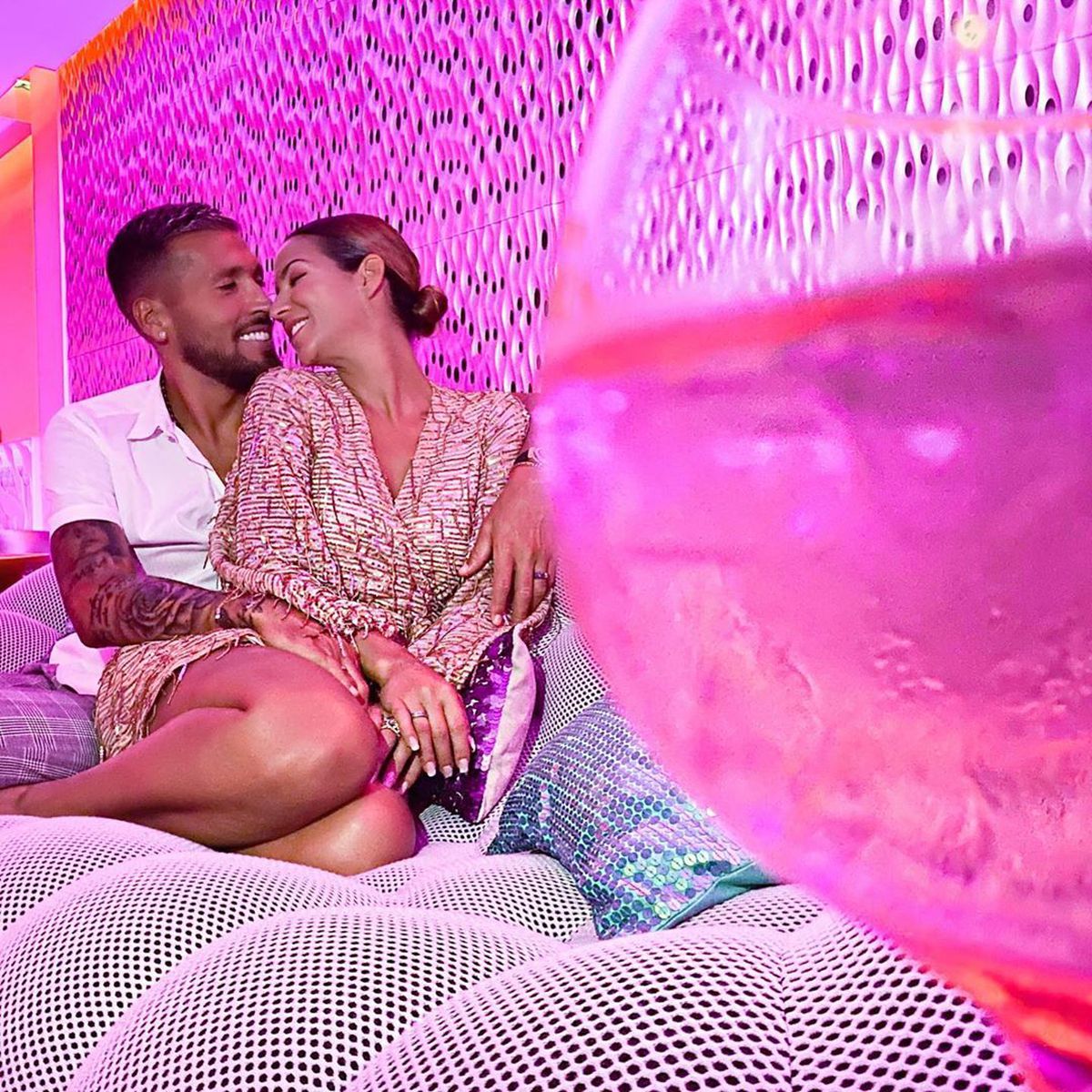 FOTO Un fost „galactic” de la Real Madrid și-a petrecut vacanța în Valencia! Fanii i-au asaltat superba soție cu mesaje pe Instagram