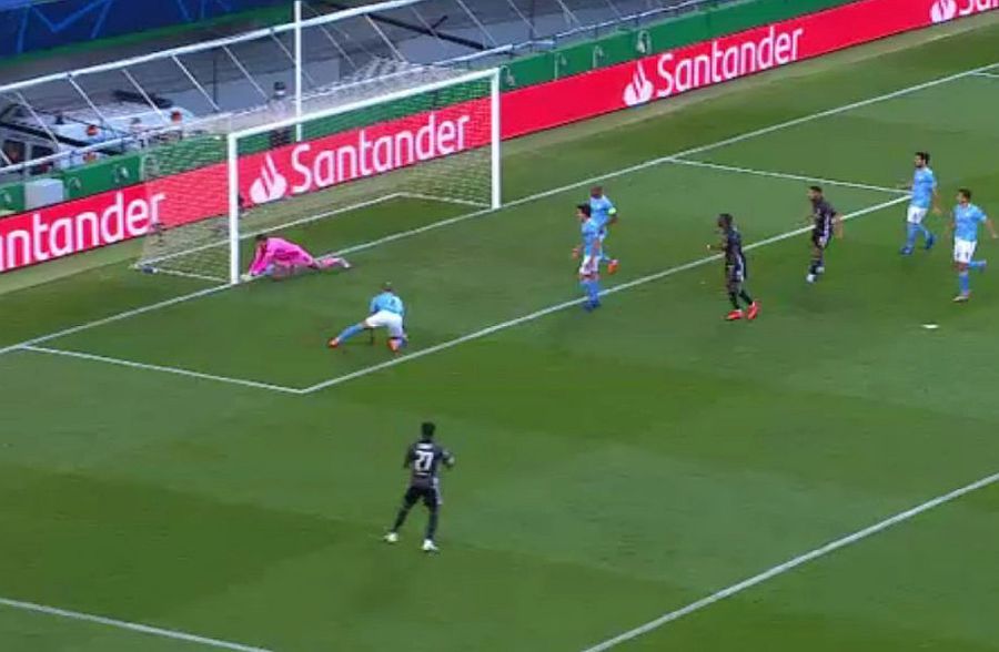 Walker a fost la un pas de autogol în City - Lyon // FOTO: Captură TV Telekom Sport