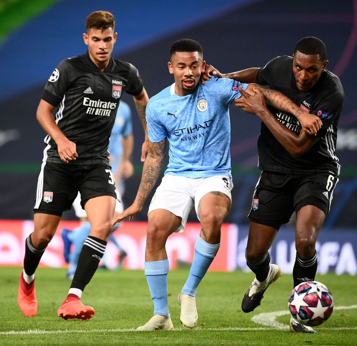 VIDEO+FOTO Guardiola pune la zid un jucător după eșecul lui Manchester City cu Lyon: „Nu poate face asemenea greșeli!”