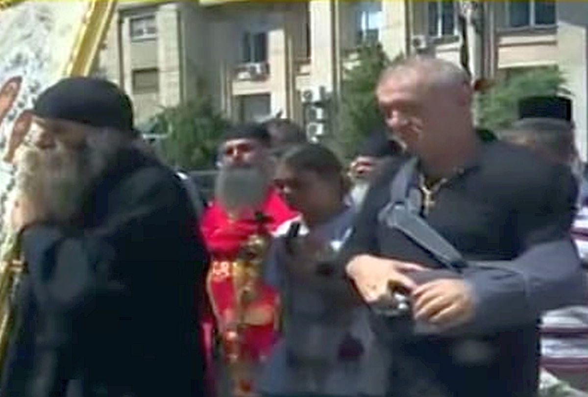 Gigi Becali, moment neașteptat la protestul din Piața Victoriei » A început să cânte alături de preoți în fața reporterilor