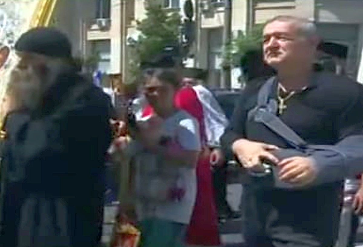 Gigi Becali, moment neașteptat la protestul din Piața Victoriei » A început să cânte alături de preoți în fața reporterilor