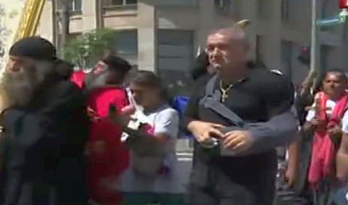 Gigi Becali, moment neașteptat la protestul din Piața Victoriei » A început să cânte alături de preoți în fața reporterilor