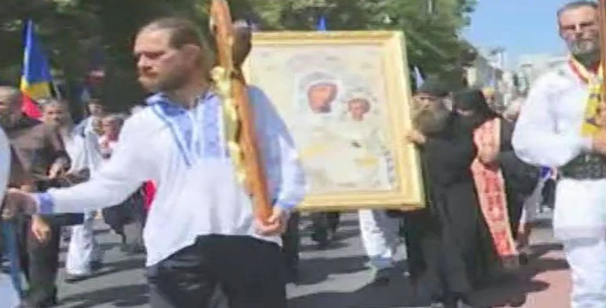 Gigi Becali, moment neașteptat la protestul din Piața Victoriei » A început să cânte alături de preoți în fața reporterilor