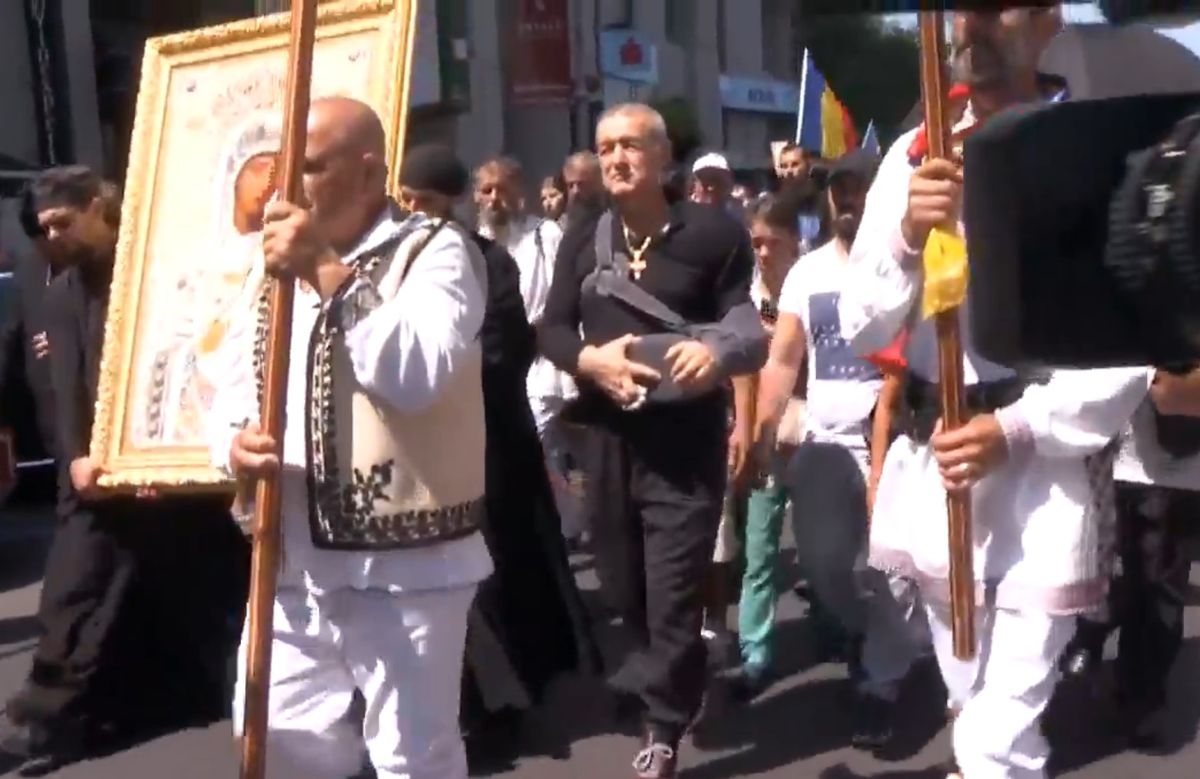 Gigi Becali, moment neașteptat la protestul din Piața Victoriei » A început să cânte alături de preoți în fața reporterilor