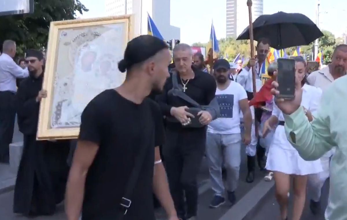 Gigi Becali, moment neașteptat la protestul din Piața Victoriei » A început să cânte alături de preoți în fața reporterilor