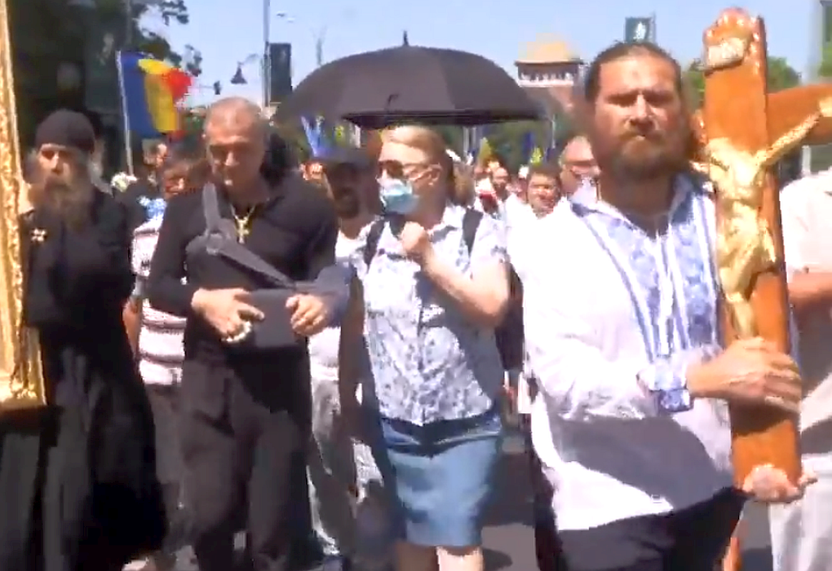 Gigi Becali, moment neașteptat la protestul din Piața Victoriei » A început să cânte alături de preoți în fața reporterilor