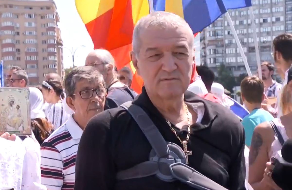 Gigi Becali, moment neașteptat la protestul din Piața Victoriei » A început să cânte alături de preoți în fața reporterilor