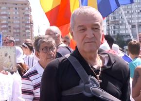 Gigi Becali, moment neașteptat la protestul din Piața Victoriei » S-a oprit din declarații pentru a cânta