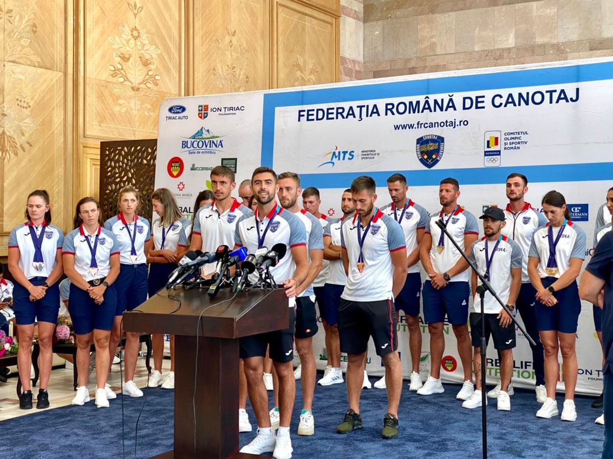 Niciun oficial al Ministerului Sportului nu i-a așteptat la aeroport pe canotorii care au adus 8 medalii României la CE de la Munchen / FOTO: Facebook@ FR Canotaj