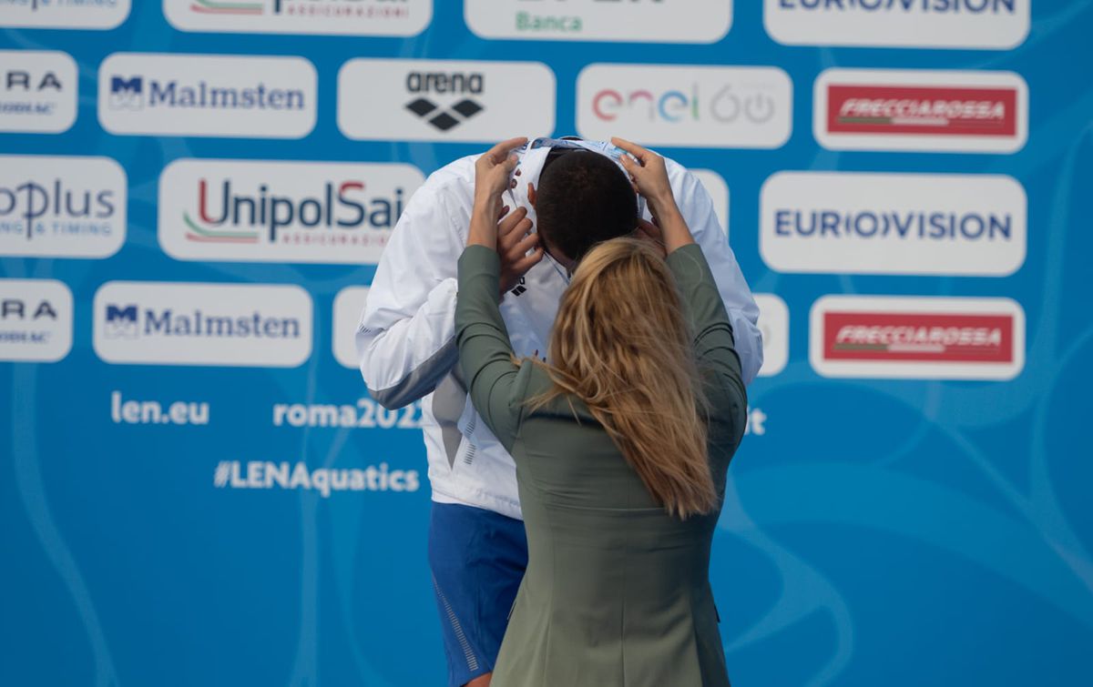 David Popovici este campion european și la 200 de metri liber! Și-a zdrobit adversarii din finală și a stabilit un nou record mondial al juniorilor