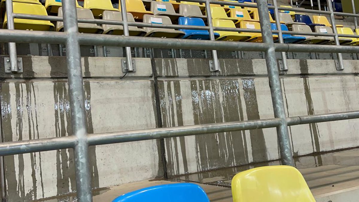 Inundație în tribunele Arenei Naționale în timpul meciului FCSB - Chindia » Imaginile falimentului de la cel mai mare și mai scump stadion din țară