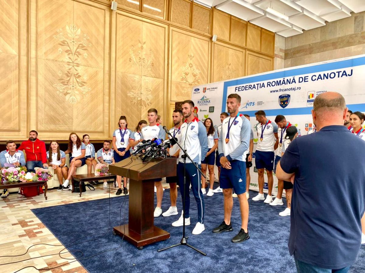 Niciun oficial al Ministerului Sportului nu i-a așteptat la aeroport pe canotorii care au adus 8 medalii României la CE de la Munchen / FOTO: Facebook@ FR Canotaj