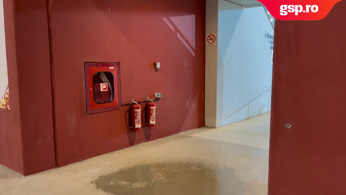 Inundație în tribunele Arenei Naționale în timpul meciului FCSB - Chindia » Imaginile falimentului de la cel mai mare și mai scump stadion din țară