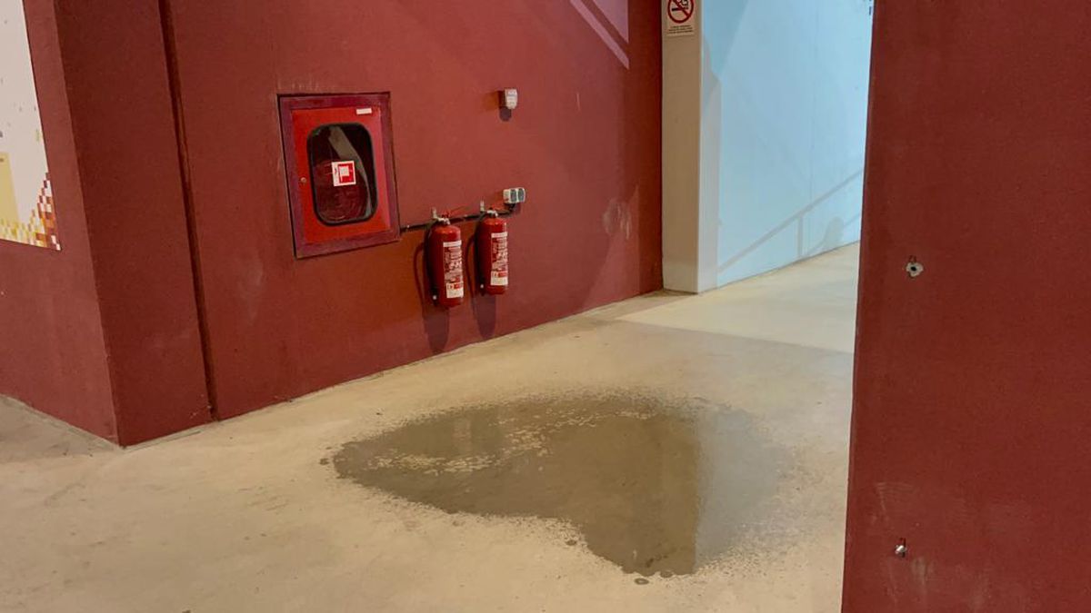 Inundație în tribunele Arenei Naționale în timpul meciului FCSB - Chindia » Imaginile falimentului de la cel mai mare și mai scump stadion din țară