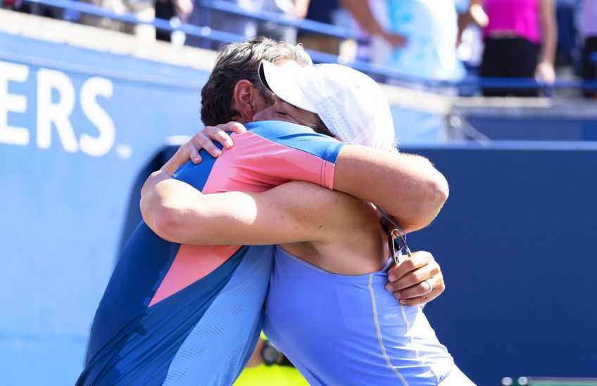 Simona Halep s-a imbratisat cu Patrick Mouratoglou, dupa victoria la Toronto, foto: Imago