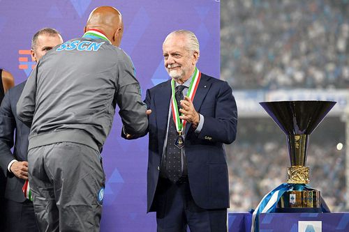 De Laurentiis și Spalletti strângându-și mâinile după ce Napoli a devenit campioană // foto: Guliver/gettyimages