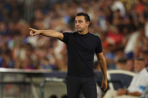 Potrivit emisiunii „El Chiringuito”, Xavi, tehnicianul campioanei Spaniei, riscă să stea în tribună între 4 și 12 meciuri din LaLiga. Doar Ancelotti a scăpat nepedepsit când s-a luat de arbitri.