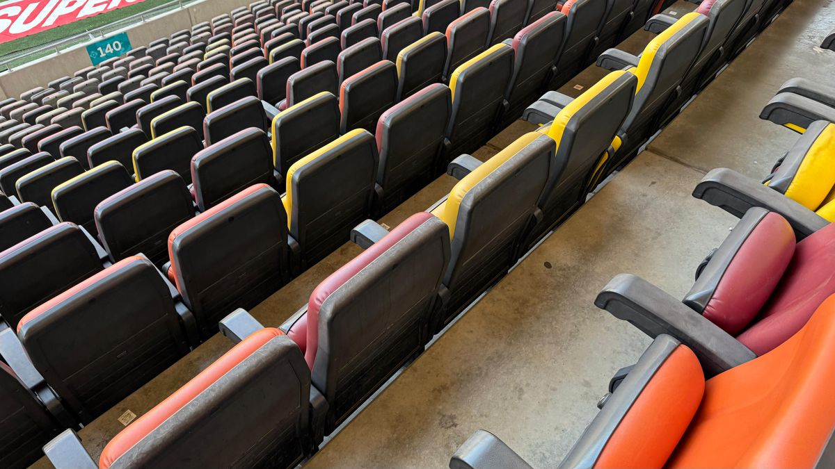 Ruina Națională » GSP a surprins haosul de la cel mai mare stadion al României: scaune rupte la „oficială”, găuri în tavan, reparații cu banda izolatoare