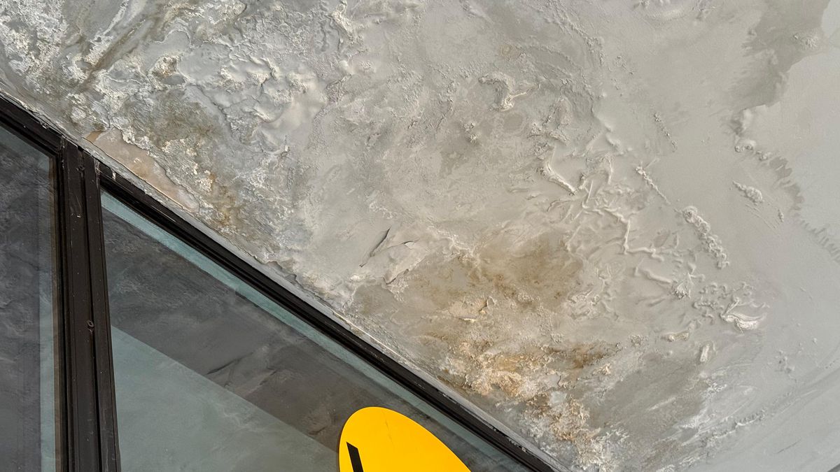 Ruina Națională » GSP a surprins haosul de la cel mai mare stadion al României: scaune rupte la „oficială”, găuri în tavan, reparații cu banda izolatoare