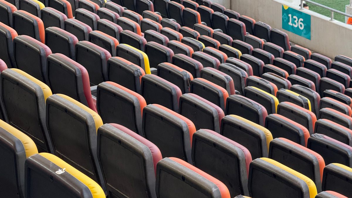 Ruina Națională » GSP a surprins haosul de la cel mai mare stadion al României: scaune rupte la „oficială”, găuri în tavan, reparații cu banda izolatoare