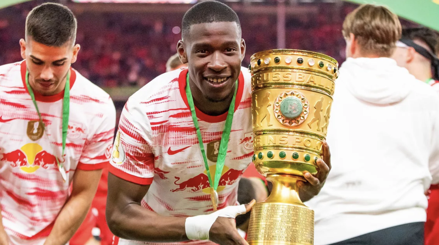 Nordi Mukiele, după triumful din DFB Pokal cu RB Leipzig (sezonul 2021/2022) // FOTO: Imago Images Echipa nou-promovată în Premier League transferă de la campioana Europei » Jucătorul și-a dat deja acceptul