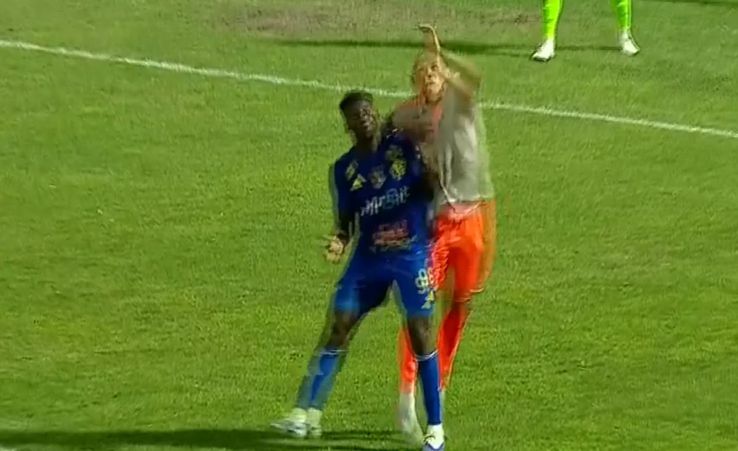 Afalna, intrări tari în Slobozia - Metaloglobus (fază penalty) / FOTO: Captură TV@ Prima Sport 1