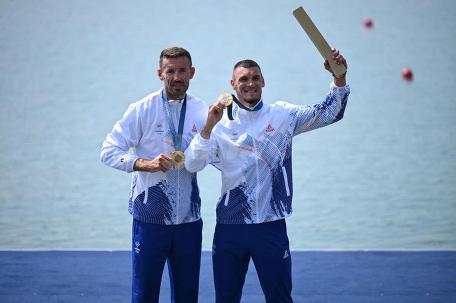 Andrei Cornea, în dreapta, cu medalia olimpică la Paris A scos la vânzare cadoul primit de la Ion Țiriac. Suma cerută acum