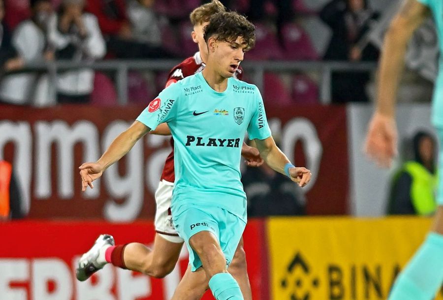 Răzvan Gligor a debutat la echipa mare a CFR-ului în victoria reușită cu Rapid, în Giulești, pe 19 mai / Sursă foto: Facebook@ CFR Cluj CFR Cluj își trimite fotbalistul în Liga 2 » Mutare rezolvată: merge la o candidată la promovare