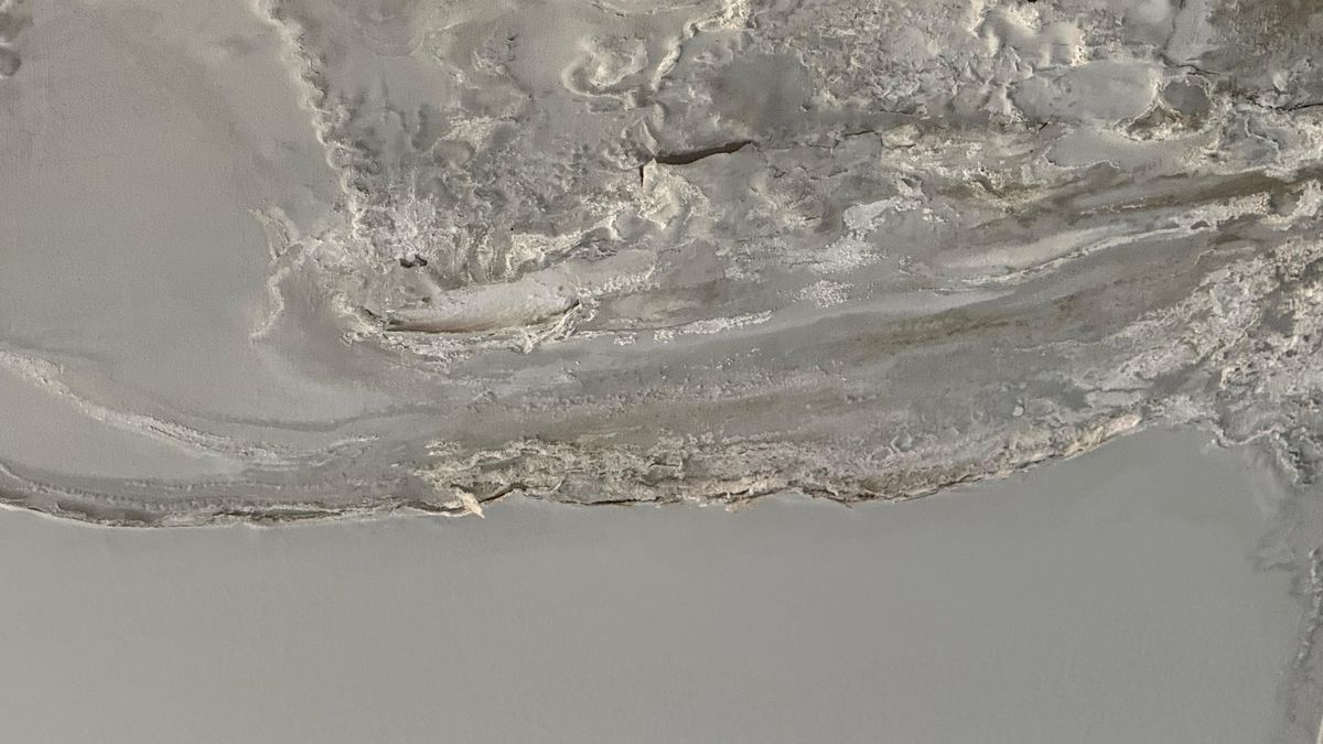 Ruina Națională » GSP a surprins haosul de la cel mai mare stadion al României: scaune rupte la „oficială”, găuri în tavan, reparații cu banda izolatoare