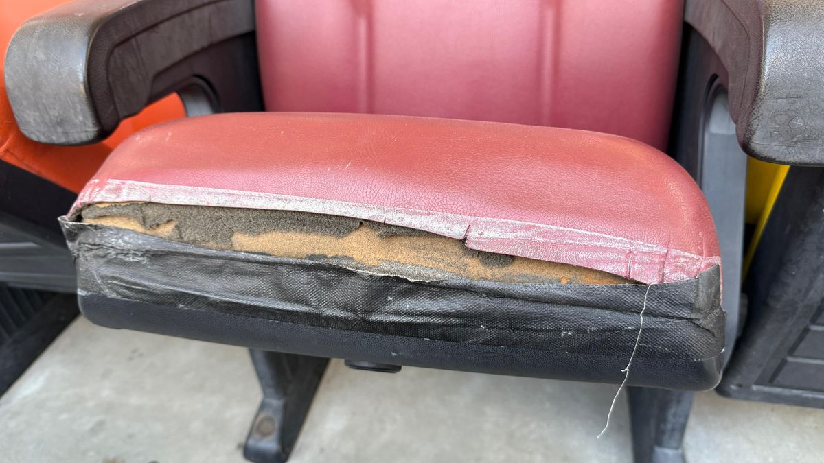 Ruina Națională » GSP a surprins haosul de la cel mai mare stadion al României: scaune rupte la „oficială”, găuri în tavan, reparații cu banda izolatoare