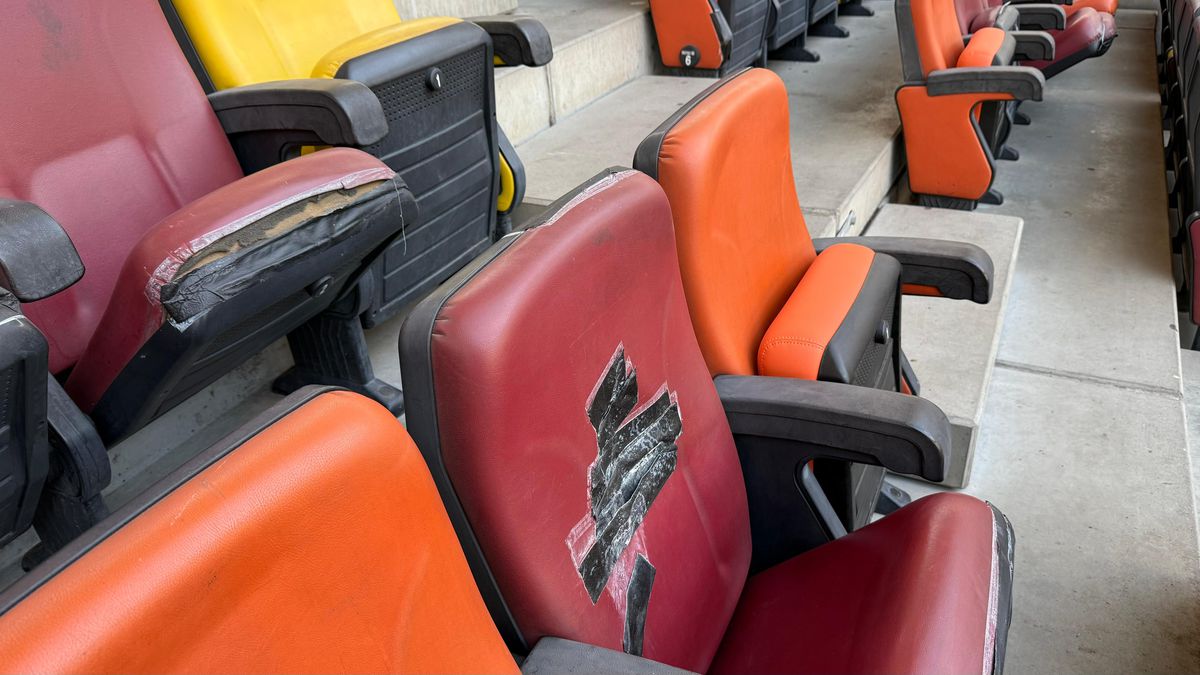 Ruina Națională » GSP a surprins haosul de la cel mai mare stadion al României: scaune rupte la „oficială”, găuri în tavan, reparații cu banda izolatoare