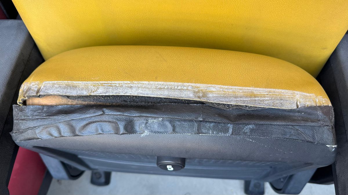 Ruina Națională » GSP a surprins haosul de la cel mai mare stadion al României: scaune rupte la „oficială”, găuri în tavan, reparații cu banda izolatoare