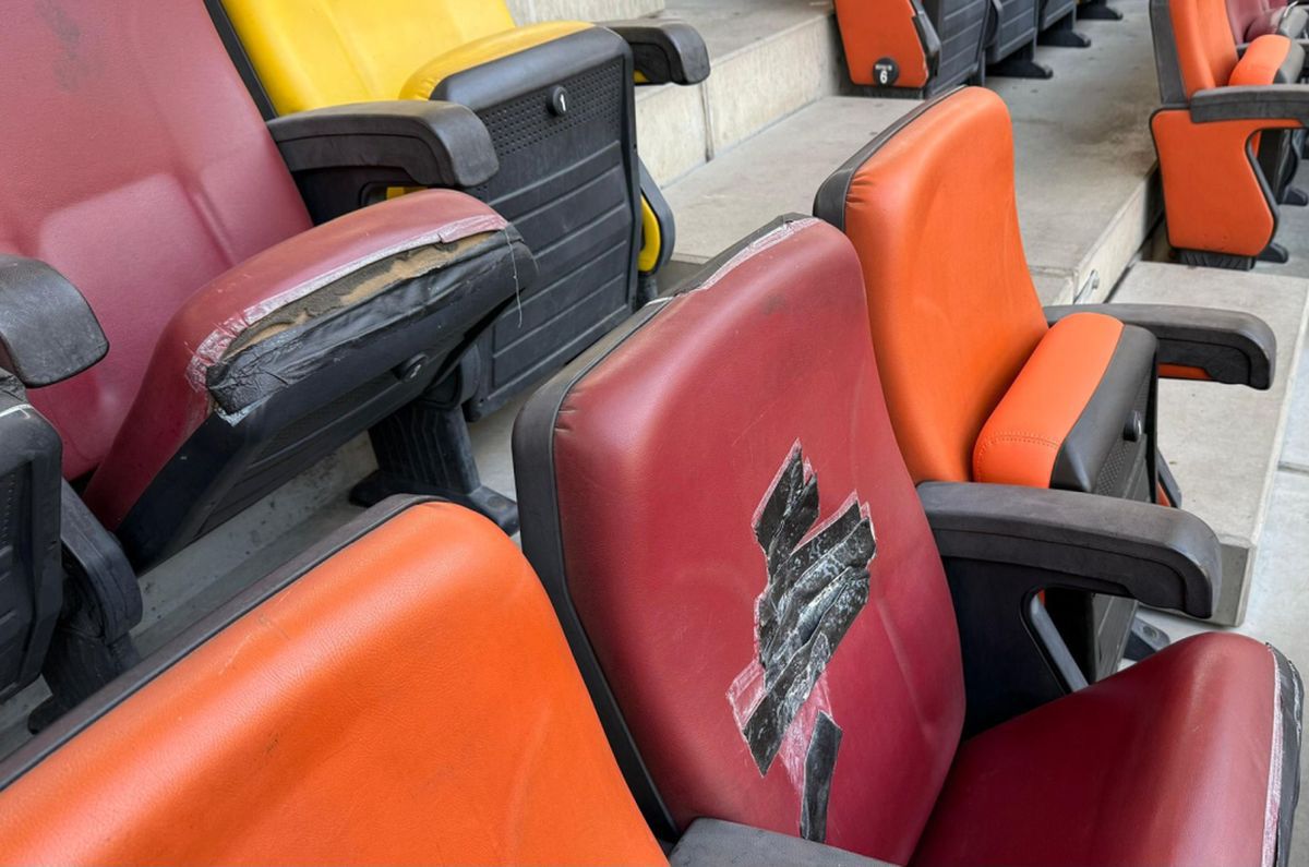 Ruina Națională » GSP a surprins haosul de la cel mai mare stadion al României: scaune rupte la „oficială”, găuri în tavan, reparații cu banda izolatoare
