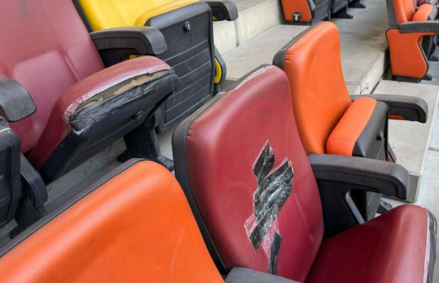 Ruina Națională » GSP a surprins haosul de la cel mai mare stadion al României: scaune rupte la „oficială”, găuri în tavan, reparații cu banda izolatoare