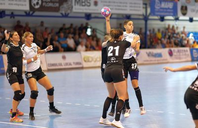 FOTO Vâlcea așteaptă CSM București pe primul loc! SCM, victorie fără emoție la Cluj » Urmează derby-ul Ligii Naționale