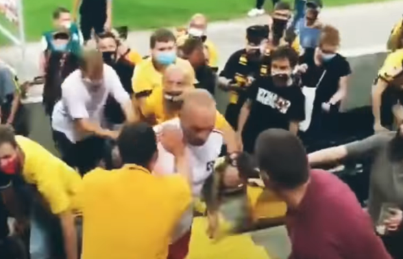 Incident în Cupa Germaniei: un jucător a sărit în tribune și a bruscat un fan advers!