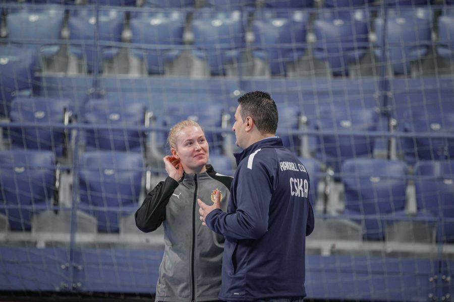 Florentin Pera discutând cu Elena Mihailicenko FOTO ȚSKA Înfrângere pentru Rostov Don înainte de meciul de la București. Pera a treia victorie cu ȚSKA Moscova!