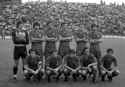 O garnitură a Stelei din '83-'84: Duckadam, Pițurcă, Fl. Marin, Tătăran, Pușcaș, Petcu (pe rândul de sus), T. Stoica, Fodor, Ailenei, Laurențiu, Câmpeanu II (jos)
FOTO Arhiva GSP